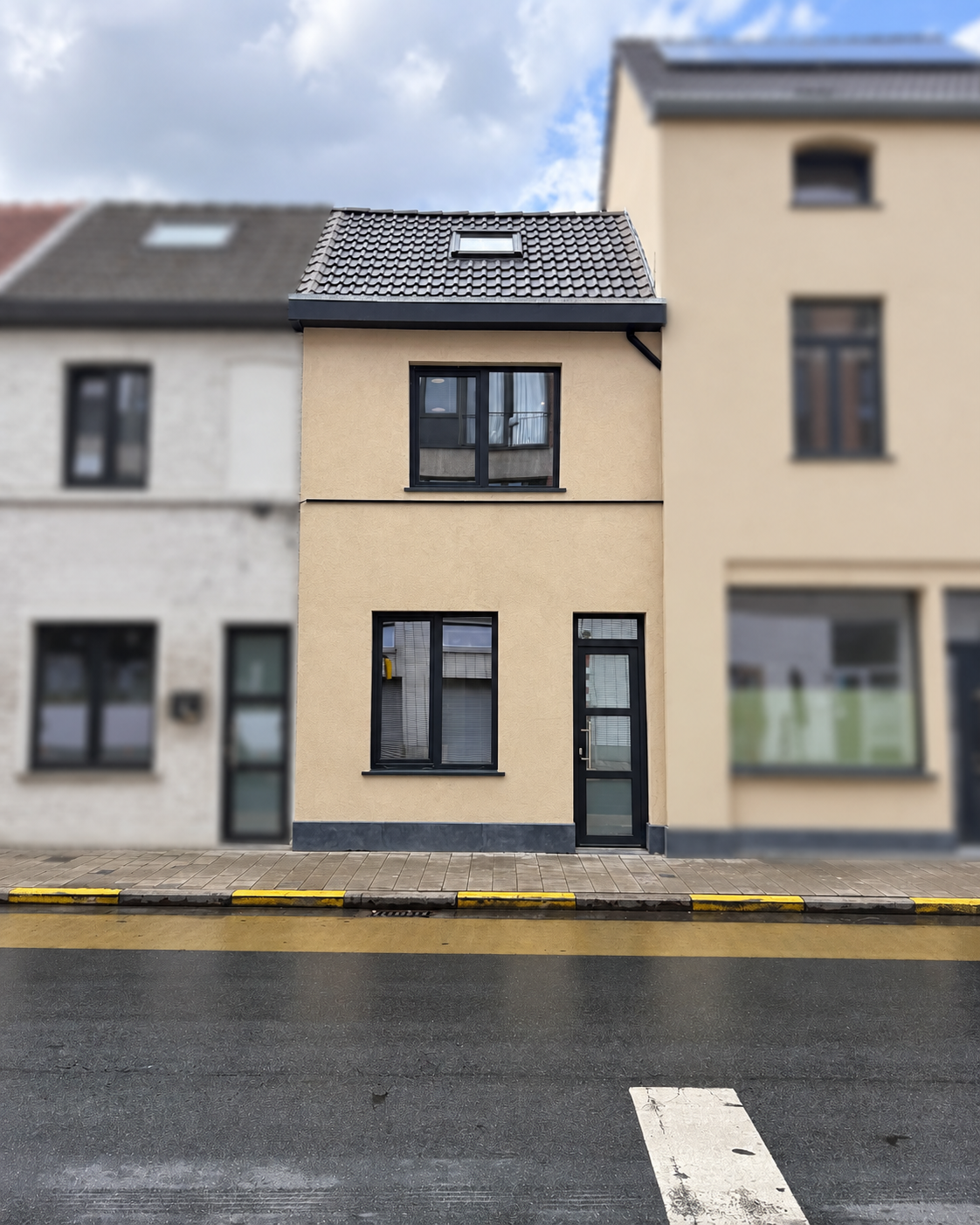 Verkochte gerenoveerde woning in Sint-Amandsberg, met focus op de middelste woning